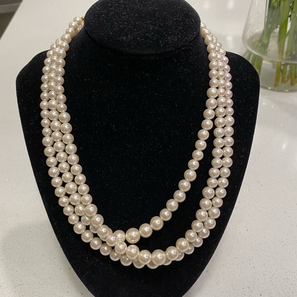 Jewelry - Tri- Layered Lightweight Pearl Necklace 💋